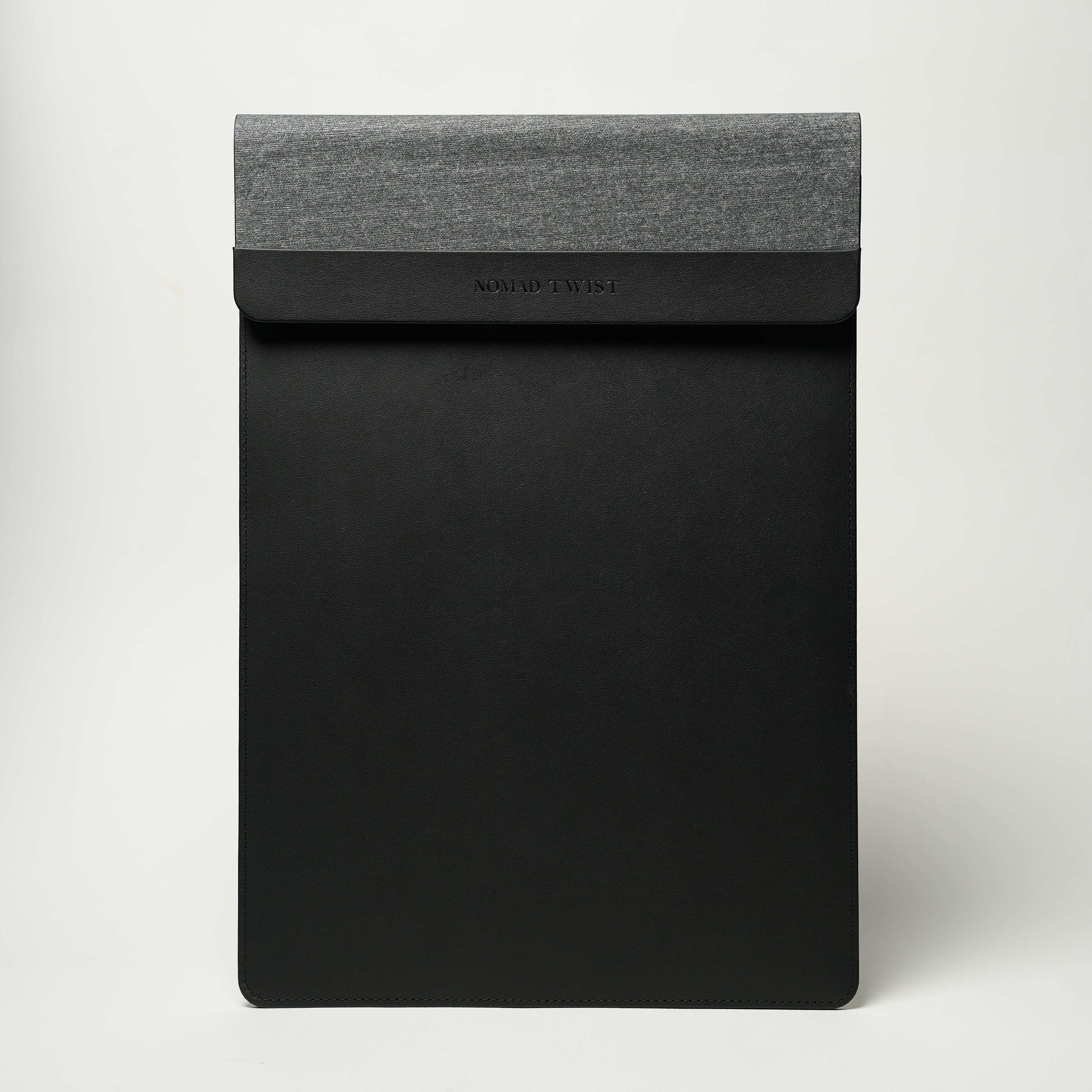 Nomad Twist Power Sleeve Black – Smart laptop sleeve with built-in charging for phone and AirPods, ideal for professionals on the go.