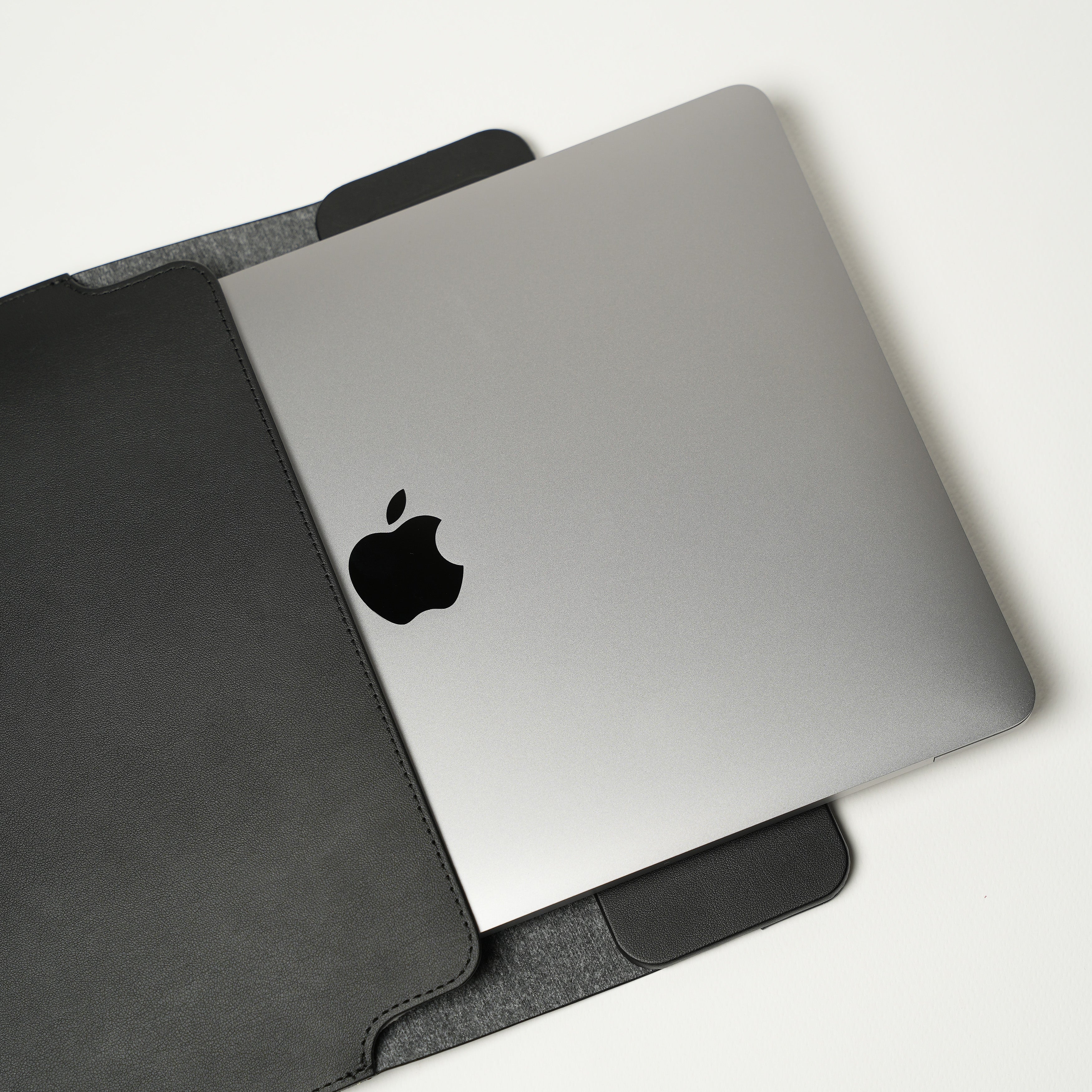 Nomad Twist Power Sleeve Black – Smart laptop sleeve with built-in charging for phone and AirPods, ideal for professionals on the go.