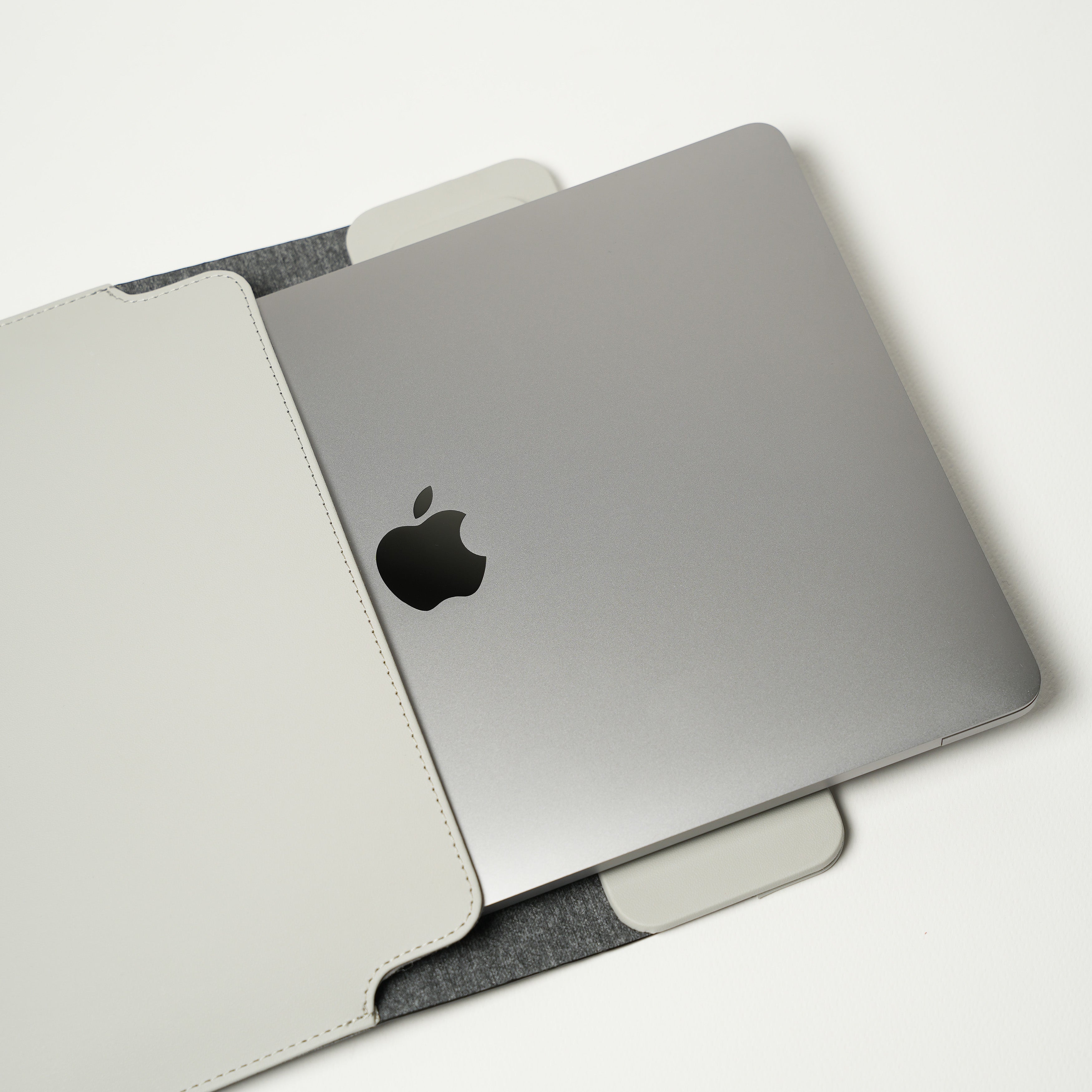 Nomad Twist Power Sleeve Grey – Elegant laptop sleeve with integrated power delivery, perfect for travel and everyday work.